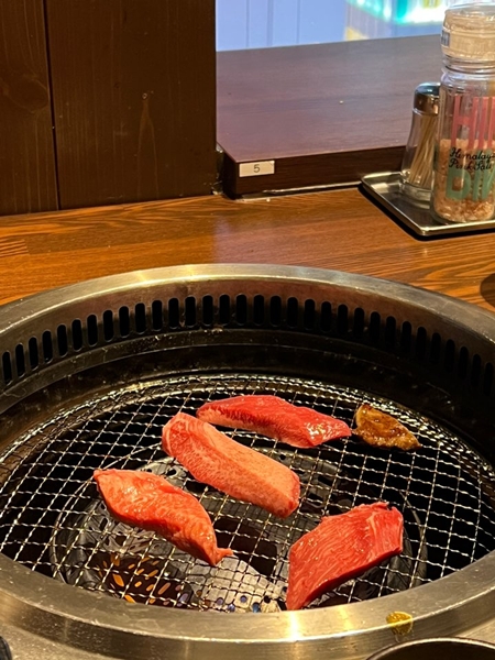 불판에 굽는 중인 고기 불판에 굽는 중인 고기