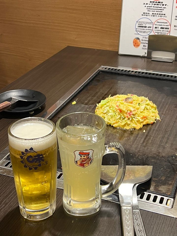 생맥주, 하이볼과 함께 철판에서 익어가는 반죽