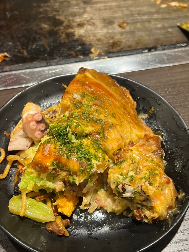 문어다리가 올라간 완성된 오코노미야키