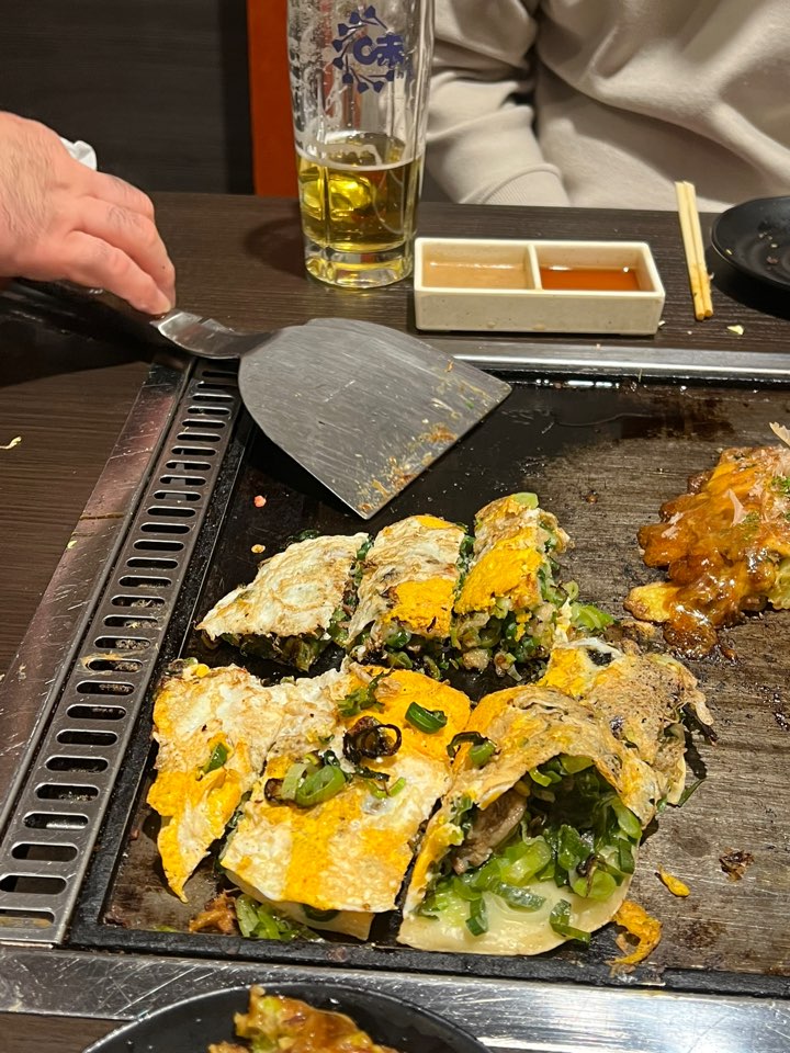 잘라서 접시에 담은 네기야끼