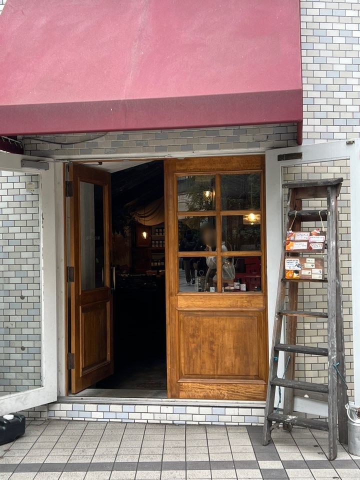 그루니에 매장 입구