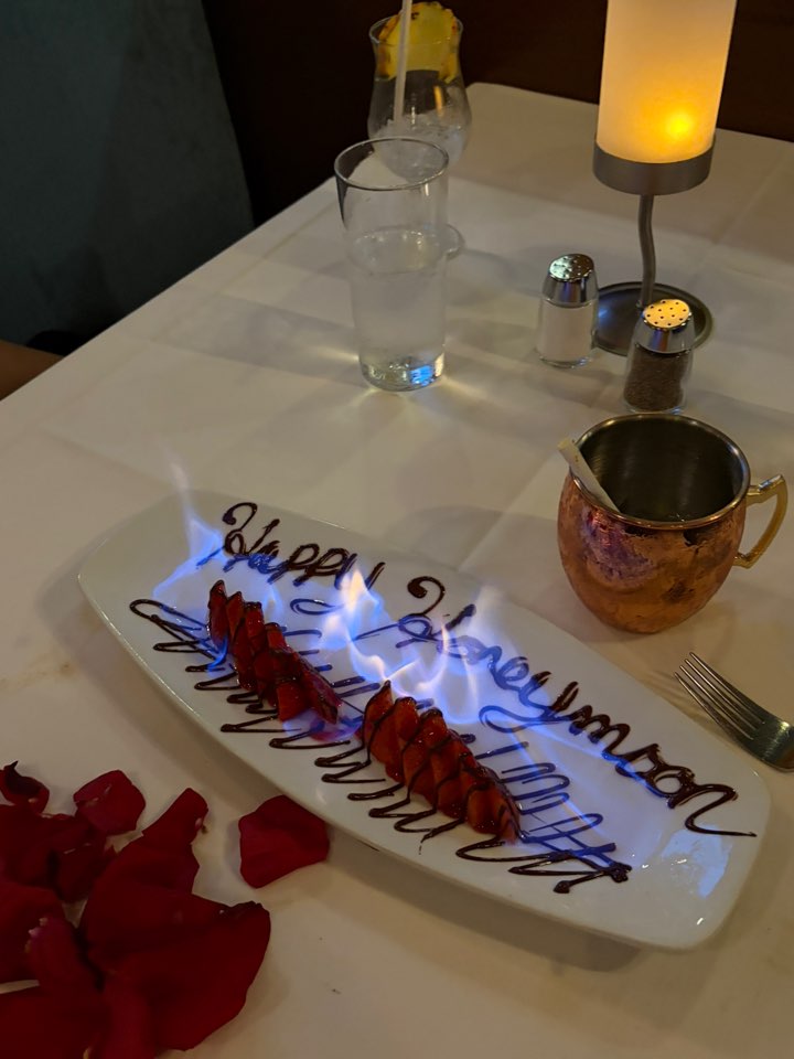 Happy Honeymoon 플랑베 디저트 딸기 위에 초콜릿으로 Happy Honeymoon이라고 적고 불을 붙인 플랑베 디저트