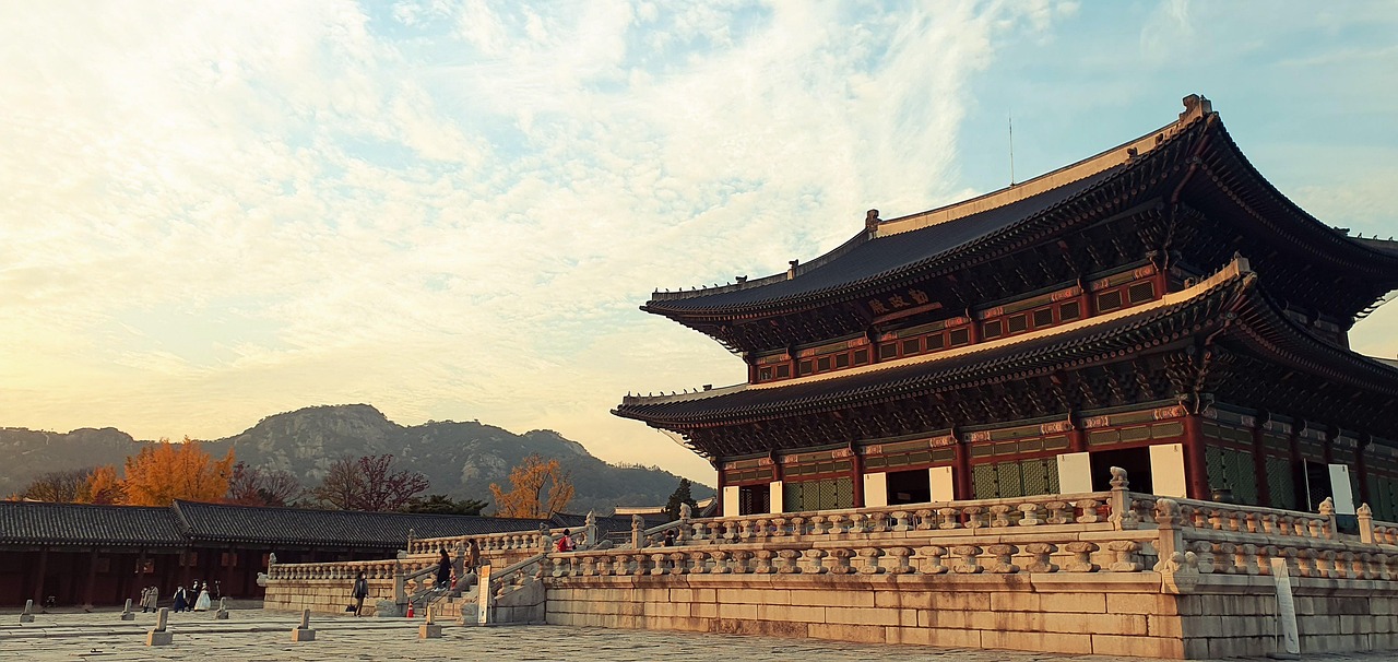 경복궁 근정전 파란 하늘 아래 우뚝 선 경복궁 근정전, 2층 팔작지붕과 넓은 월대가 함께 보이는 모습