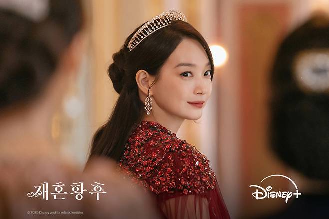 나비에 신민아 재혼황후 나비에 역의 신민아가 티아라와 붉은 드레스를 입고 등장한 스틸컷