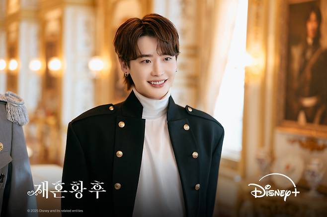하인리 이종석 재혼황후 하인리 역의 이종석이 검은 코트 차림으로 미소 짓고 있는 스틸컷