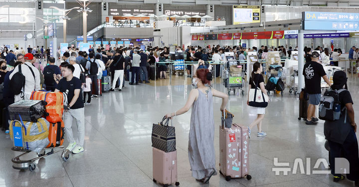 인천공항 출국장 여름 휴가철 인천국제공항 제1여객터미널 출국장에서 캐리어를 끌고 이동하는 여행객들