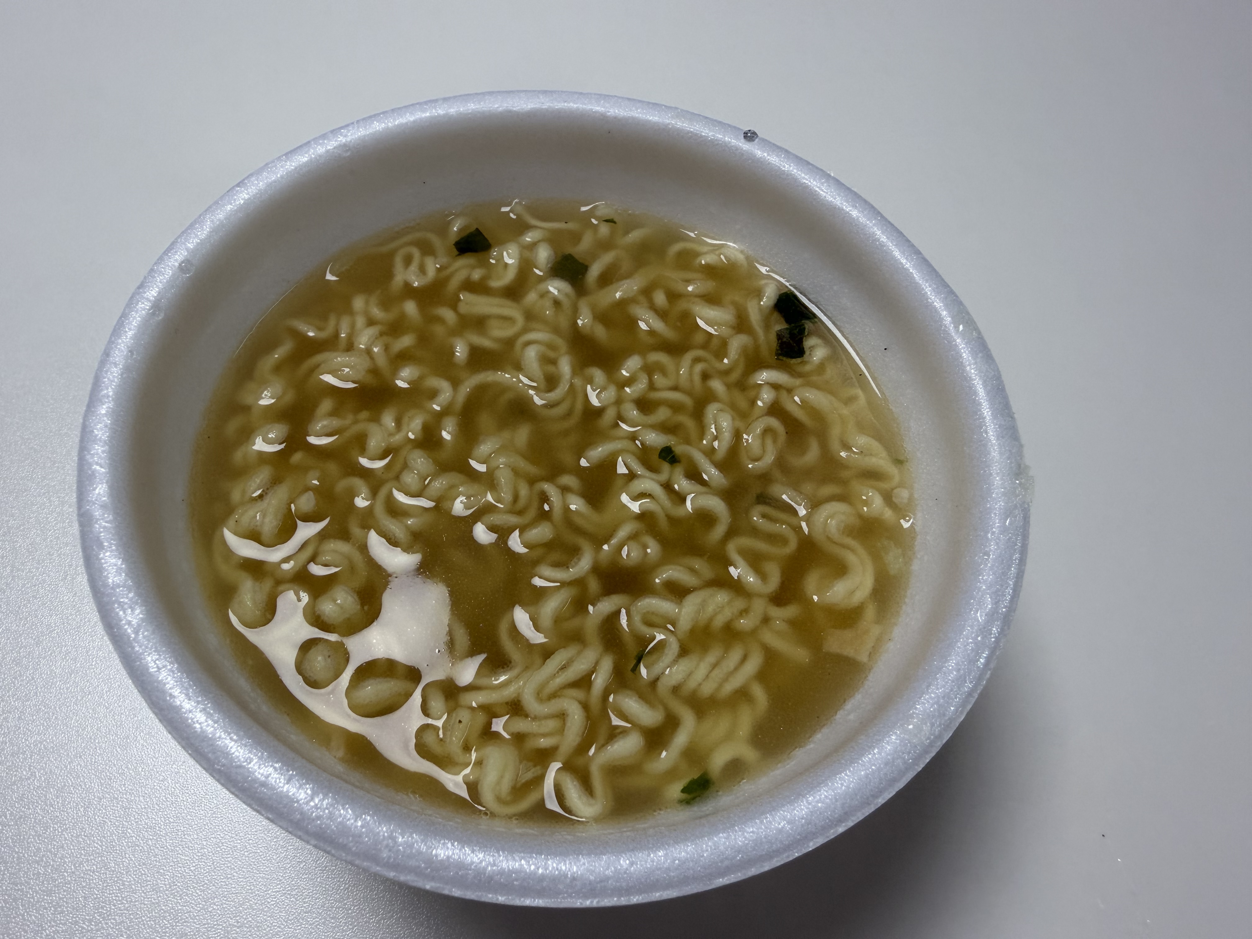 완성된 삼계탕 사발면 완성된 삼계탕 사발면, 국물 위에 파가 떠 있고 면이 국물 속에 잠겨 있다